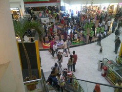 Masyarakat Memburu Baju Lebaran, Pasar Tanah Abang Penuh Sesak