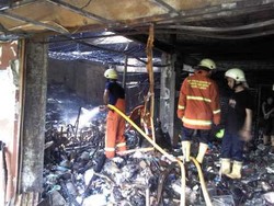 Petugas Halau Warga yang Naik ke Lantai 3 Harco Glodok yang Terbakar