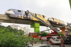 Drama Penyelamatan Ketika Monorel Macet