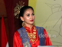 Nova Eliza Berbusana Adat Aceh