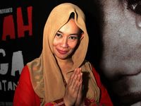 Reza Artamevia Berkerudung Coklat