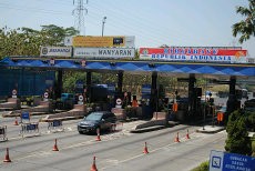 5 Pemijat Gratis di Tol Semarang Siap Hilangkan Capek Pemudik 