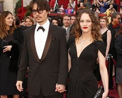 Putus Cinta, Vanessa Paradis Tidak Mau Bicara Soal Johnny Depp