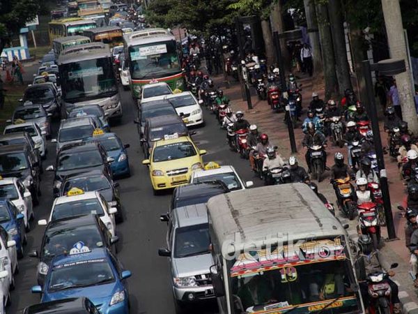 Sudirman Padat, Busway & Pedestrian Diterjang