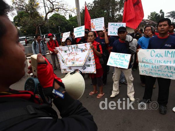 Tidak Dapat THR, Buruh Turun ke Jalan