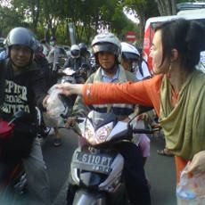 Mahasiswa Bule Bagi-bagi Takjil