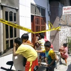 Anak-anak pun Penasaran Menengok Isi Rumah Kuburan Kakak Adik