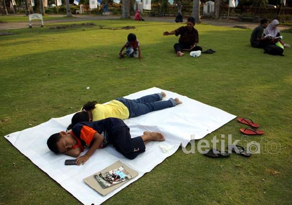 Ngabuburit di Taman Surya Balai Kota Surabaya