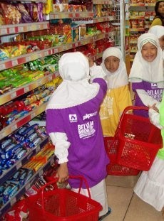 Sisa Uang Kembalian Konsumen Alfamidi untuk Belanja Bareng Yatim