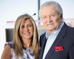 Ayah Jennifer Aniston Mengaku Tak Tahu Kabar Pertunangan Anaknya