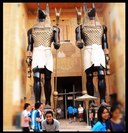 DI DEPAN WAHANA THE MUMMY JET COASTER