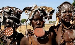 Bertemu Wanita Berbibir Panjang di Ethiopia