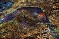 Nekat! Wisata ke Perut Gunung Berapi