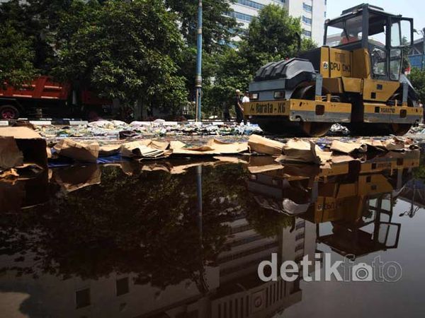 Banjir Miras di Halaman Kantor Walikota Jakut