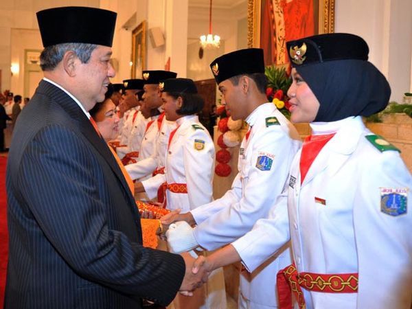 Presiden SBY Kukuhkan Paskibraka 2012