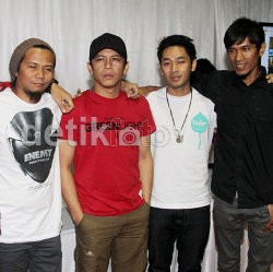 Tampil Perdana, Noah Nyanyi Bareng Ratusan Anak Yatim