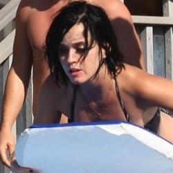 Ups, Bikini Katy Perry Melorot!