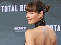Jessica Biel Pamer Punggung