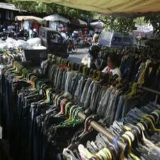 Omzet Pedagang Baju Bekas di Gembong Tak Semeriah Lebaran Lalu