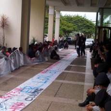 Dicoret KPUD Batu, Massa Eddy Rumpoko Nguluruk Gedung Dewan