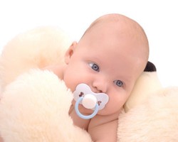 Pro & Kontra Pemakaian Empeng Pada Bayi 