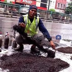 Hati-hati! Ranjau Paku di Jl Raya Bekasi Terbuat dari Jari-jari Payung