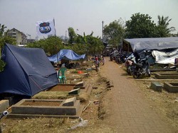 Banjir Bantuan, Korban Kebakaran Benhil Tetap Bertahan di TPU Karet 