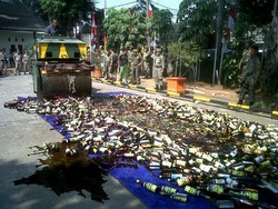 Botol Miras yang Disita dari Warung Remang-remang di Jakbar Dimusnahkan
