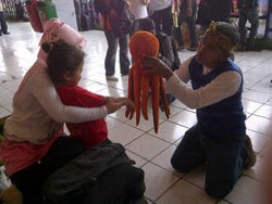  Anak Pemudik di Terminal Kampung Rambutan Dihibur Pendongeng