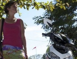 Ibu & Anak Asal Inggris Naik Motor Keliling Indonesia