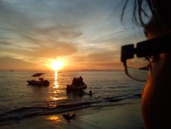 Menyaksikan Matahari Tengelam