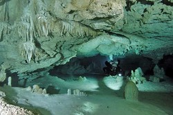 Sensasi Diving di Dalam Gua Bawah Laut Sepanjang 215 Km