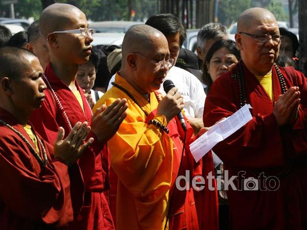 Biksu Berdoa untuk Hartati di KPK