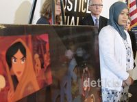 Dilarang Berjilbab, Boudlal Tuntut Disney