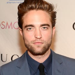 Tampil di Publik, Robert Pattinson Minum Bir & Hisap Rokok Elektrik