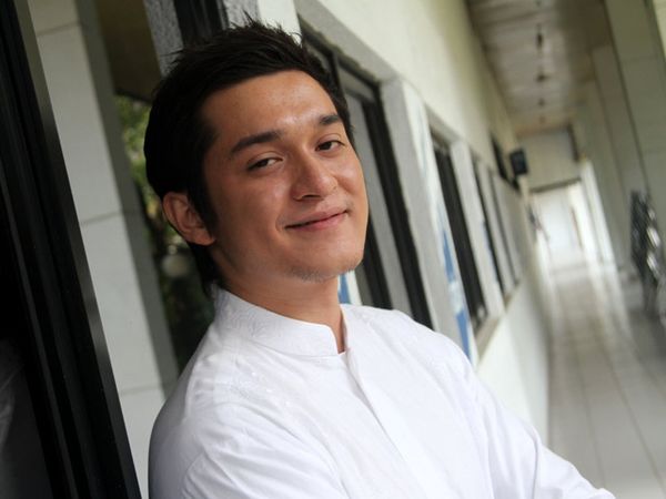 Miller Khan Berbaju Koko