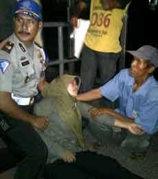 Puluhan Penumpang KM Dorolonda Pingsan Berdesakan Keluar Kapal