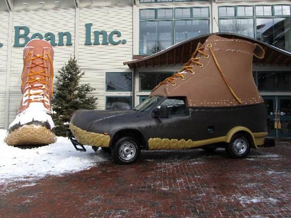 Mobil Sepatu Bot Raksasa