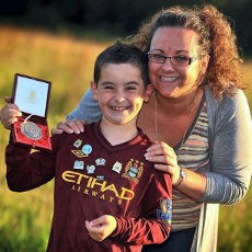 Ashley Cole Berikan Medali Community Shield ke Suporter Cilik City