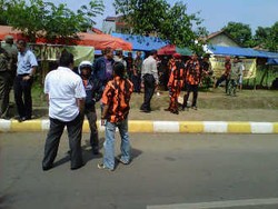 Hendak Gusur Warung Kaki Lima, Satpol PP Nyaris Bentrok dengan Ormas PP