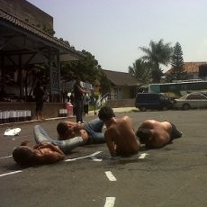 Di Garut, 5 Preman Teler Dijemur di Bawah Terik Matahari