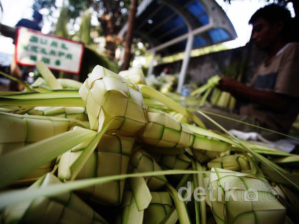 Penjual Ketupat Lebaran Memanen Rezeki