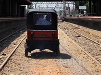 Menerobos Jalur Tengah Rel Kereta Api