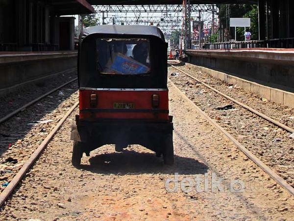 Menerobos Jalur Tengah Rel Kereta Api