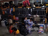 Pemudik Tumpah Ruah di Pelabuhan Makassar