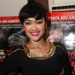 Ayah Mendekam di Penjara, Julia Perez Gantikan Tugas Urus Keluarga