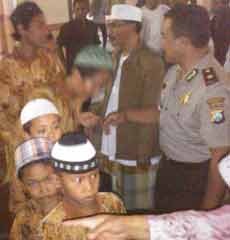 Polisi Berbagi Kebahagiaan Bersama 100 Yatim Piatu