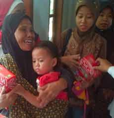 Ramadan, Ribuan Susu Dibagi-bagikan ke Warga