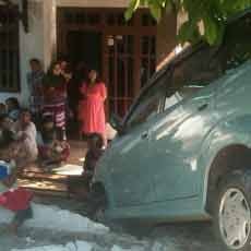 Ngantuk, Avanza Seruduk Rumah Warga