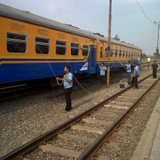 Byur! Pasukan Pencuci Kereta Beraksi di Stasiun Kircon